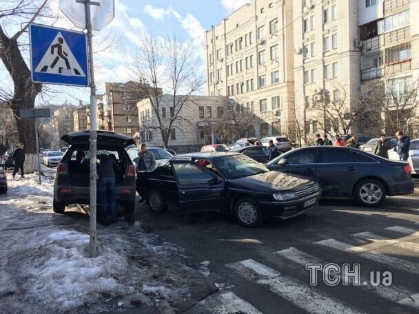ДТП в Киеве: на Подоле тройная авария перекрыла движение транспорта