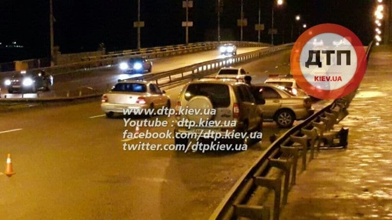 В Киеве Subaru снесла 40 метров отбойника: фото с места событий