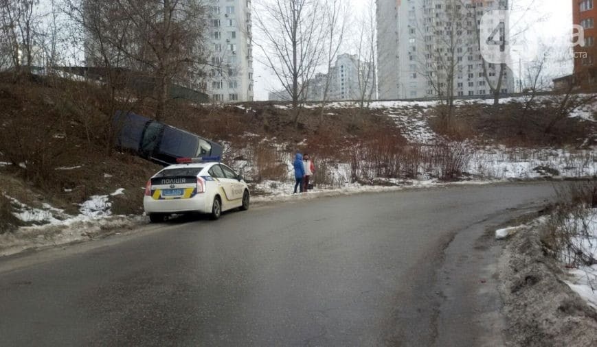 ДТП в Киеве: BMW на повороте отлетел в насыпь