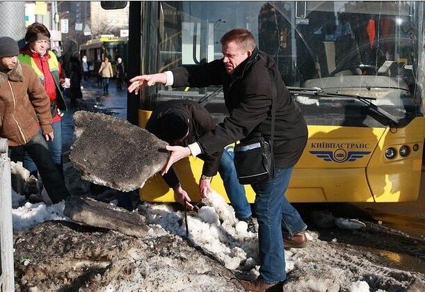 У Києві в заторі застрягли 30 тролейбусів