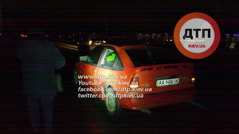 ДТП в Киеве: на Дарницком мосту мужчина кинулся под колеса Opel