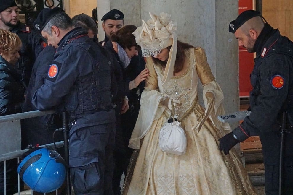 Суворі заходи: на карнавалі у Венеції поліція просила гостей знімати маски
