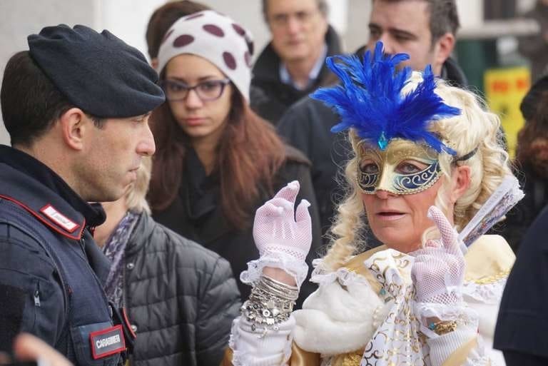 Строгие меры: на карнавале в Венеции полиция просила гостей снимать маски