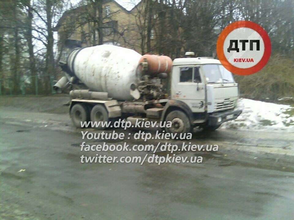 У Києві бетонозмішувач влаштував масштабну ДТП: фото з місця аварії