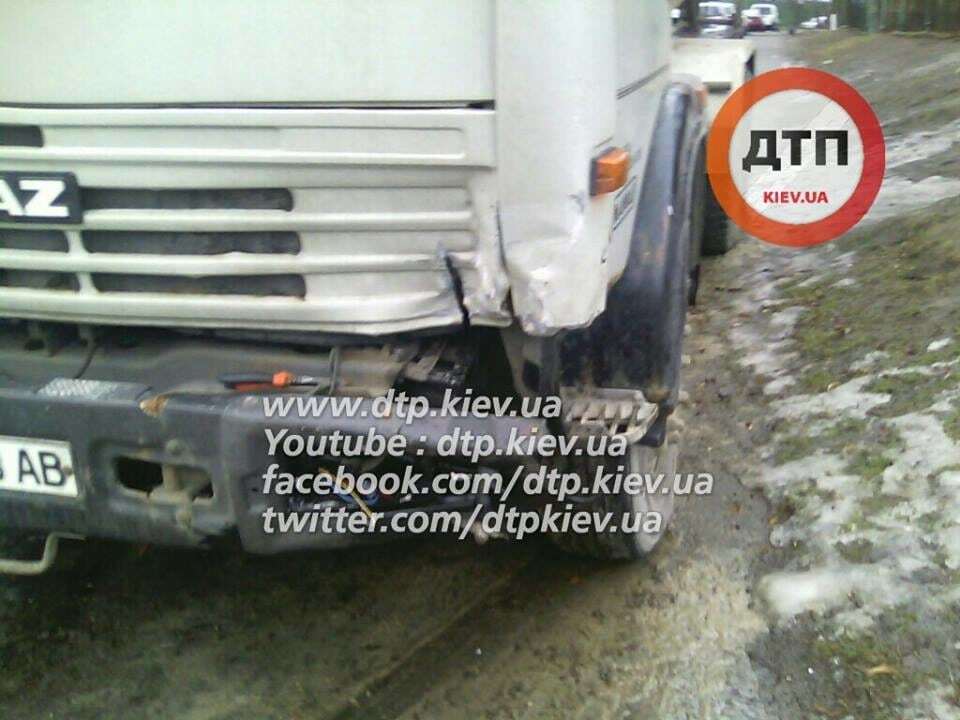 У Києві бетонозмішувач влаштував масштабну ДТП: фото з місця аварії