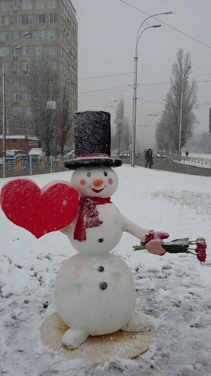 День Валентина на носі: в Києві з'явився сніговик-романтик