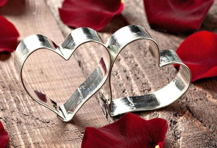 День Святого Валентина: топ-10 способов романтично украсить стол к празднику