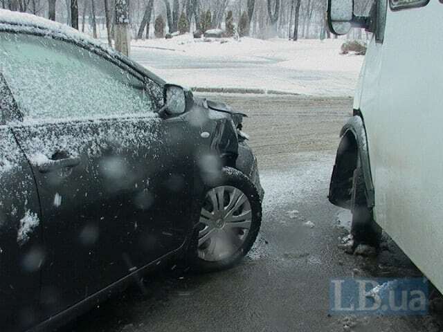 У Києві водій Toyota на повному ходу врізався в маршрутку