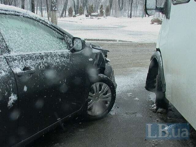 В Киеве водитель Toyota на полном ходу "впечатался" в маршрутку