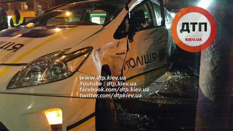 В Киеве полицейские попали в тяжелое ДТП, нарушив правила: опубликованы фото и видео