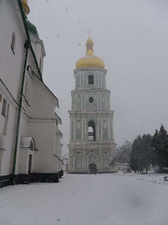 Капризная погода: в Киев вернулась зима со снегом