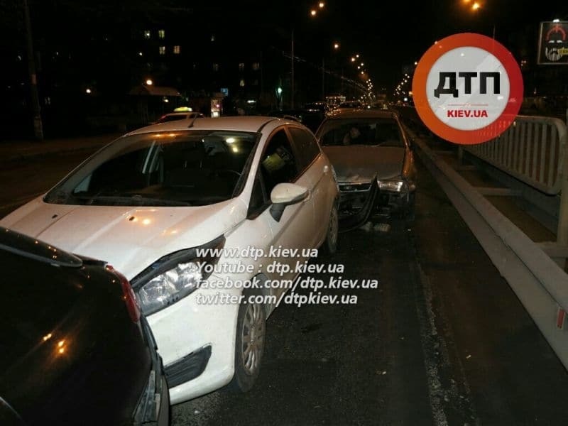 В Киеве водитель Mercedes протаранил четыре машины и убежал