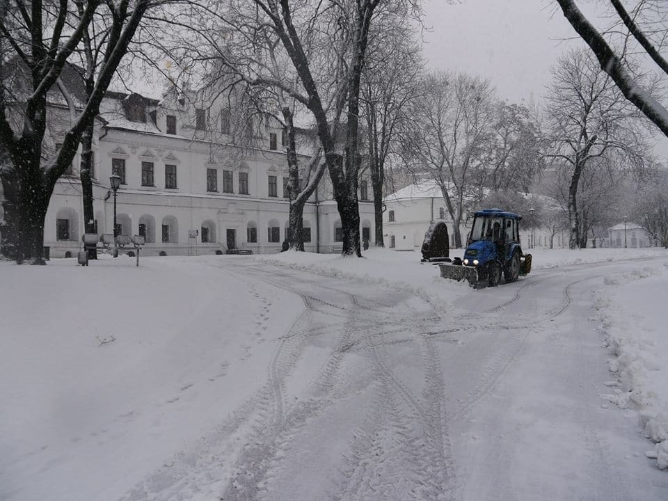 Примхлива погода: у Київ повернулася зима зі снігом