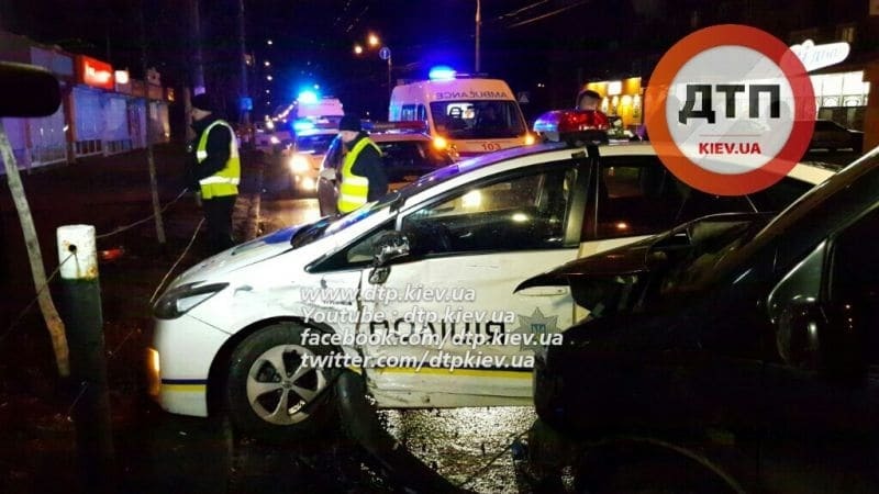 В Киеве полицейские попали в тяжелое ДТП, нарушив правила: опубликованы фото и видео