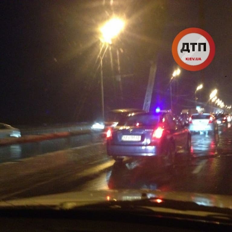 Авария в Киеве полностью "остановила" Московский мост: опубликованы фото