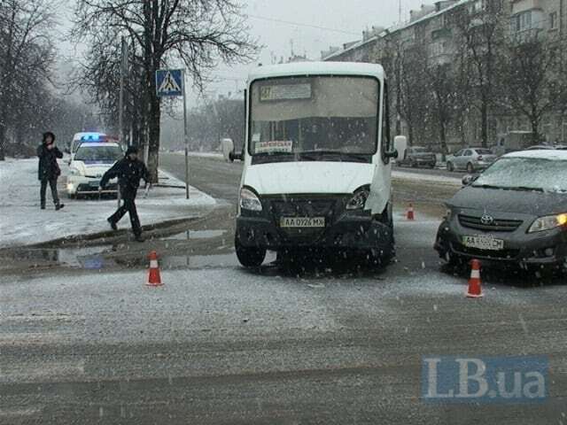 У Києві водій Toyota на повному ходу врізався в маршрутку