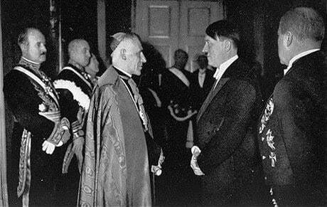 Гітлер на прийомі у Папи і нацистські гей-клуби: опубліковано історичні фото