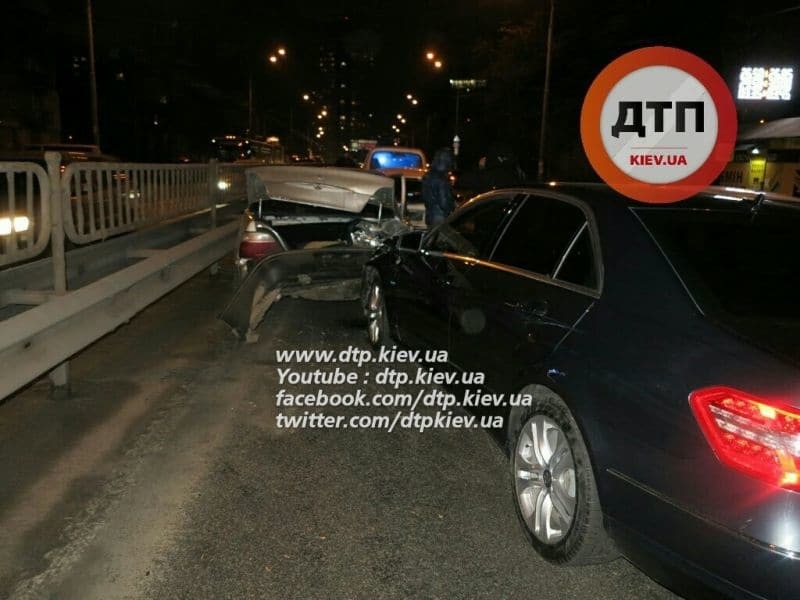 У Києві водій Mercedes протаранив чотири машини і втік