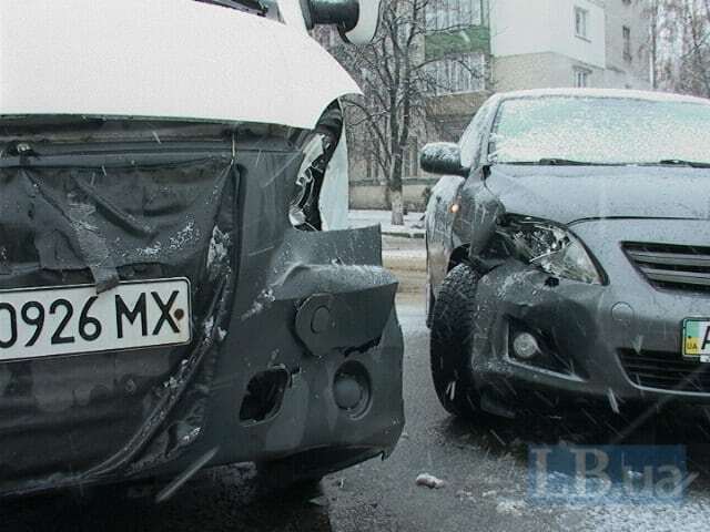 В Киеве водитель Toyota на полном ходу "впечатался" в маршрутку