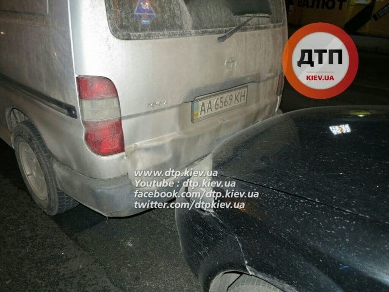 В Киеве водитель Mercedes протаранил четыре машины и убежал
