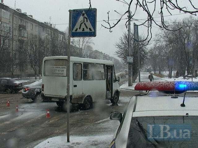 В Киеве водитель Toyota на полном ходу "впечатался" в маршрутку