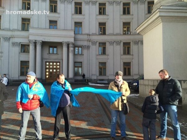 Кримські татари вийшли на мітинг під МЗС: вимагають реакції на обшуки ФСБ. Опубліковані фото