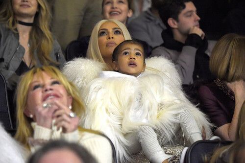 Ким Кардашьян вышла в свет впервые после родов: блондинка с обнаженной грудью (фото)