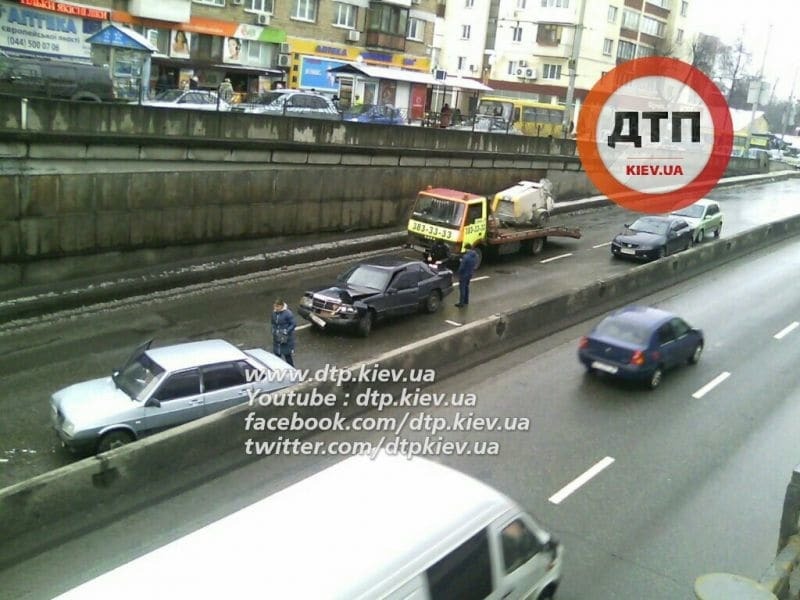 Масштабное ДТП в Киеве: на Севастопольской столкнулись несколько машин