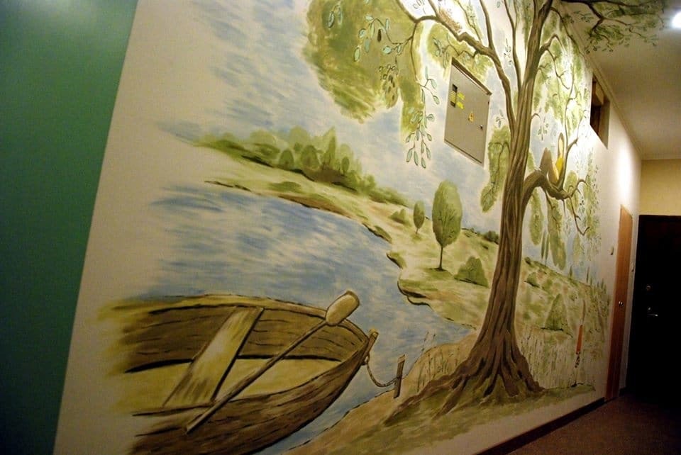 Киянин розмалював стіни в коридорі висотки: опубліковані фото