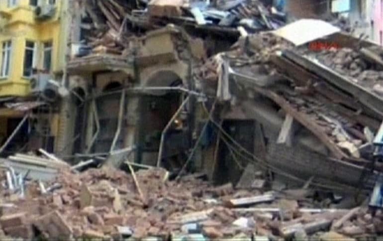 ЧП в Турции: в центре Стамбула обрушилось пятиэтажное здание