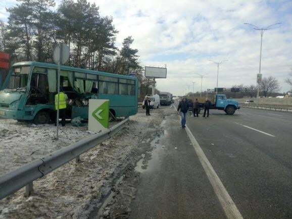 В Киеве столкнулись четыре автомобиля: фото с места ДТП 