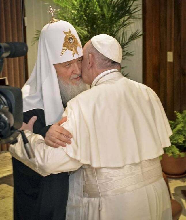 Поцелуи на щеке Папы Франциска оставлял Путин - Bild