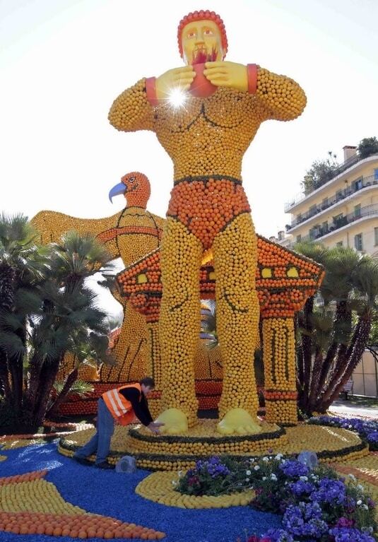 Цитрусовая феерия: во Франции создали гигантские статуи из фруктов