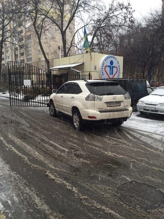 Lexus у ворот: в Киеве автохам обматерил охранников медучреждения