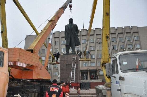 Уехал вперед ногами: на Одесщине демонтировали самого большого Ленина