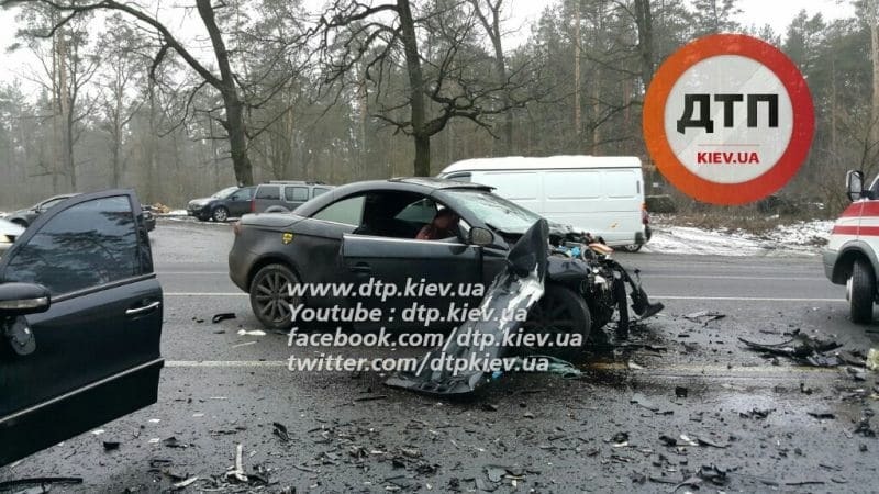 На Варшавській трасі сталася страшна лобова ДТП: фото і відео з місця аварії