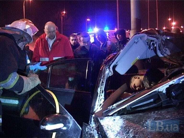 Вдребезги: в Киеве Mercedes влетел в рекламный щит. Фото и видео с места аварии