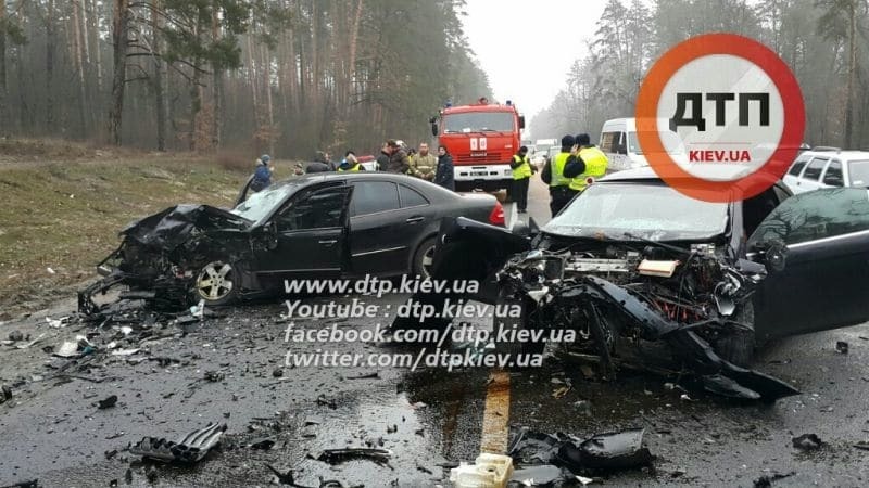 На Варшавській трасі сталася страшна лобова ДТП: фото і відео з місця аварії