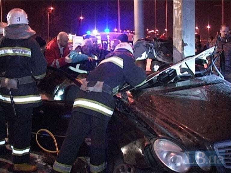 Вдребезги: в Киеве Mercedes влетел в рекламный щит. Фото и видео с места аварии