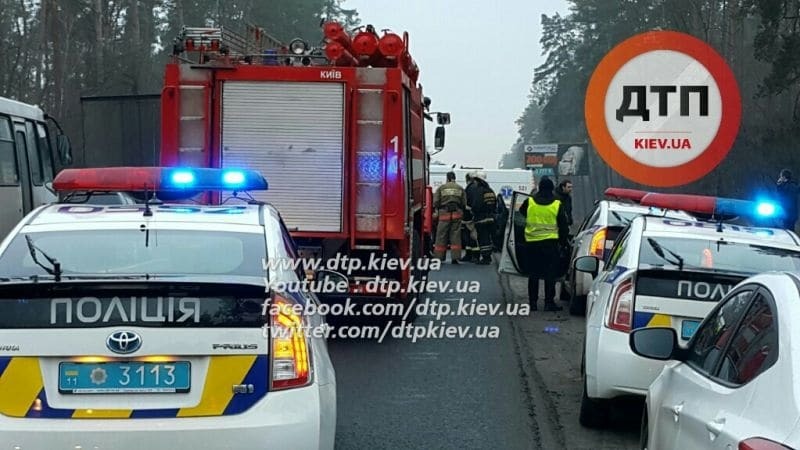 На Варшавській трасі сталася страшна лобова ДТП: фото і відео з місця аварії