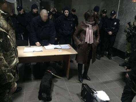 В Одессе сотрудницу полиции поймали на торговле наркотиками: опубликованы фото