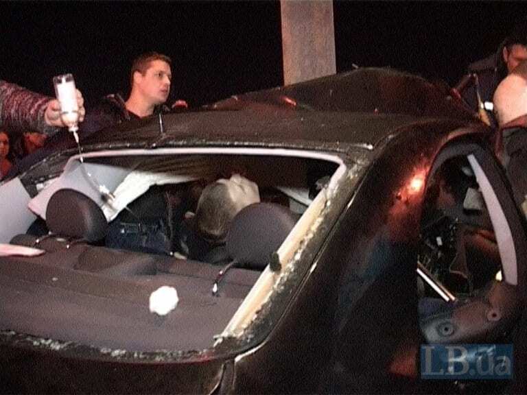 Вщент: у Києві Mercedes влетів у рекламний щит. Фото і відео з місця аварії
