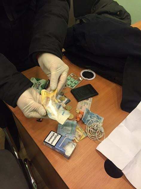 В Одессе сотрудницу полиции поймали на торговле наркотиками: опубликованы фото