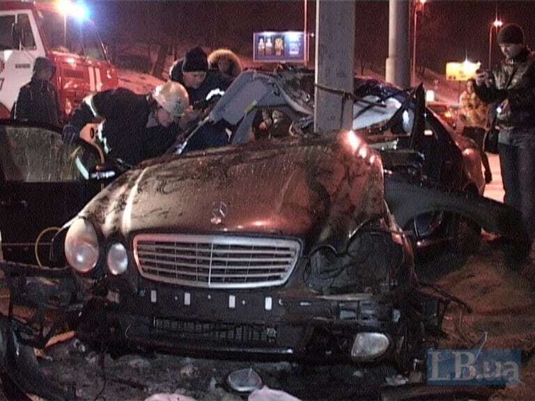 Вдребезги: в Киеве Mercedes влетел в рекламный щит. Фото и видео с места аварии