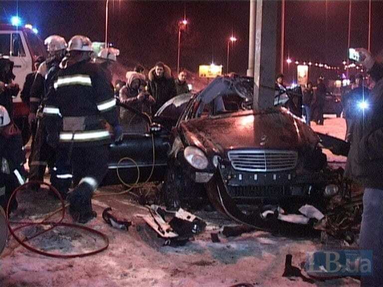 Вщент: у Києві Mercedes влетів у рекламний щит. Фото і відео з місця аварії