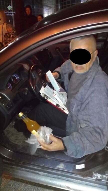 У Львові п'яний водій в'їхав у зупинку: опубліковані фото