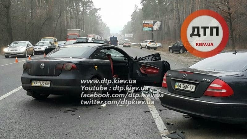 На Варшавській трасі сталася страшна лобова ДТП: фото і відео з місця аварії