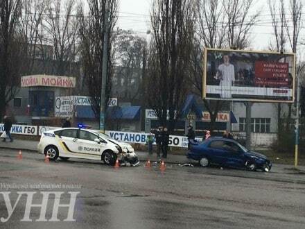 Авария в Киеве: автомобиль полиции "поцеловал" легковушку. Фотофакт