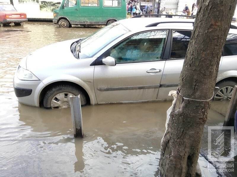 Все на плаву: в Одессе из-за аварии затопило улицы. Опубликованы фото