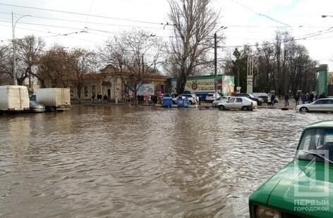 Все на плаву: в Одесі через аварію затопило вулиці. Опубліковані фото